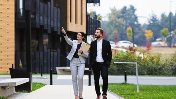 brokers-looking-at-building.jpg (105.7 KB)