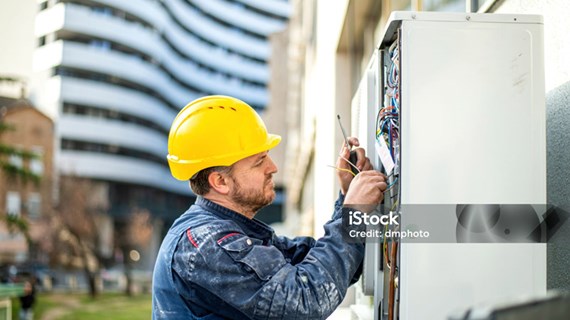 electrician-wearing-yellow-helmet.jpg (103.3 KB)